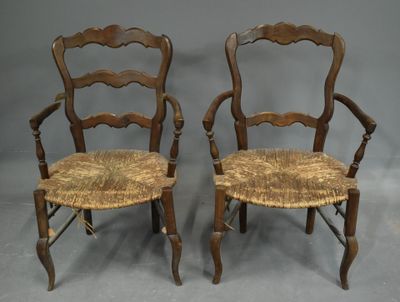 Paire de FAUTEUILS rustiques paillés, accidents.