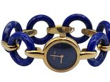 une photo d'une montre-bracelet au cadran bleu, montée sur un bracelet en or