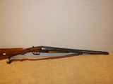 Le fusil est posé sur la table, près du mur.