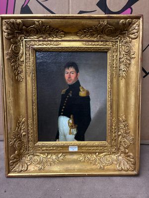 portrait d'un homme en uniforme militaire dans un cadre doré