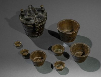 un ensemble d'objets en bronze posés sur une table