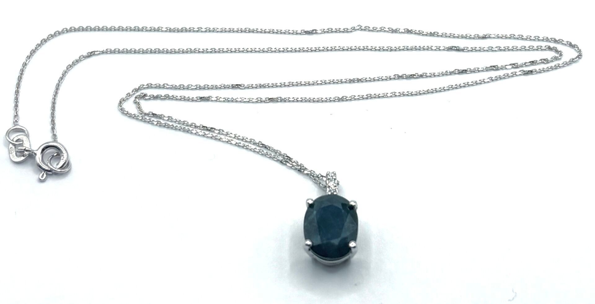 Pendentif et chaîne maille forçat diamantée en or blanc 18K 750/1000, poinçon « tête d'aigle », serti d'un saphir tai...