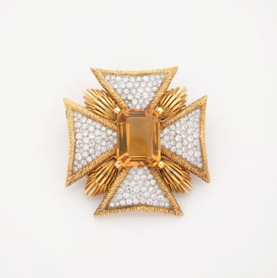 une photo d'une broche en forme de croix en or et diamants