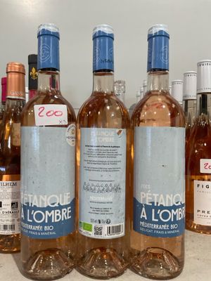 plusieurs bouteilles de vin sont alignées sur un comptoir