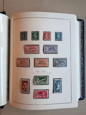un livre ouvert avec des timbres, posé sur une table