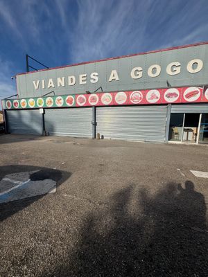 un homme qui fait du skateboard dans la rue, devant un magasin