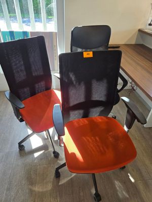 deux chaises de bureau placées l'une à côté de l'autre dans une pièce