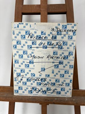 un sac posé sur un chevalet, sur lequel sont collés des timbres