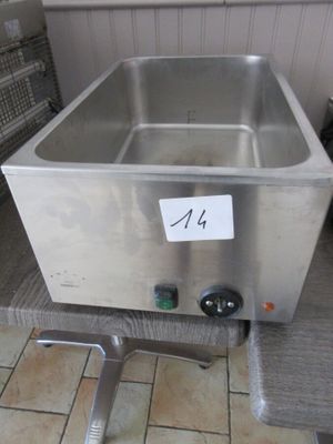 un évier en acier inoxydable posé sur une table dans une cuisine