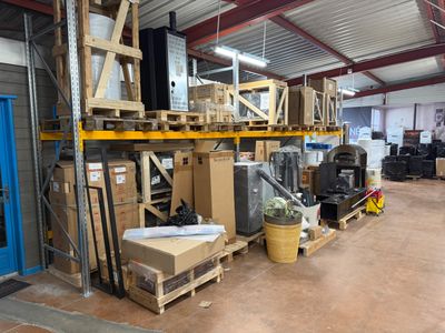 un grand entrepôt rempli d'une multitude de cartons et d'autres objets