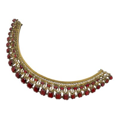 un collier doré et rouge orné de pierres rouges