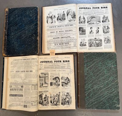 plusieurs vieux livres posés sur une table les uns à côté des autres