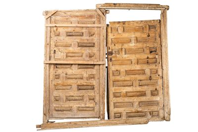 deux portes en bois ouvertes sur un fond blanc