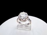gros plan d'une bague en diamant sur une surface blanche