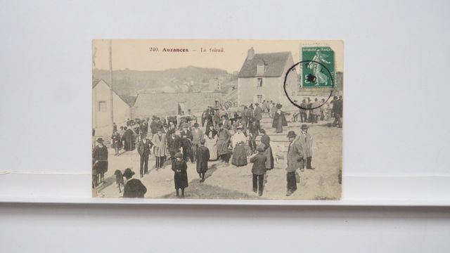 Auzances Le Foirail. Carte rare. Amorce de cassure coin inf. gauc...