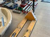 des skis et des bâtons de ski posés par terre dans une pièce