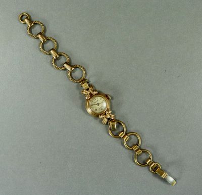 gros plan d'une montre-bracelet entourée d'une chaîne