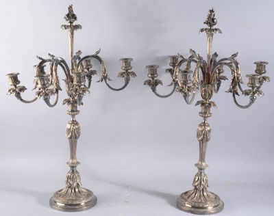 paire de chandeliers plaqués argent ornés de fleurs et de feuilles