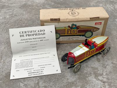 un petit train miniature sur lequel figurent une boîte et un mode d'emploi