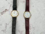 deux montres posées l'une à côté de l'autre sur une surface en marbre