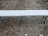 une table blanche posée à même le sol