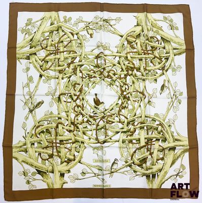 un gros plan d'un foulard carré posé sur une surface blanche