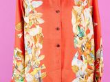 un t-shirt orange orné d'un motif floral