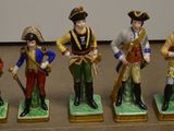 sept figurines représentant des hommes en uniforme militaire