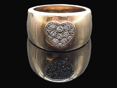 un gros plan d'une bague en or ornée d'un cœur