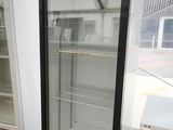deux réfrigérateurs installés dans une pièce