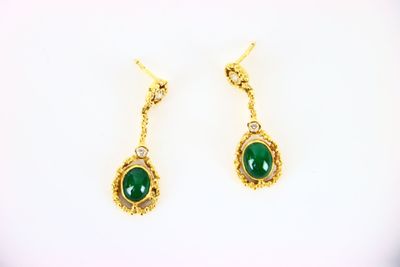 une image d'une paire de boucles d'oreilles en émeraude et diamant
