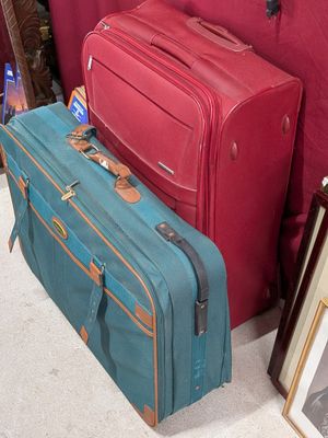 trois bagages posés les uns à côté des autres par terre