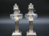 paire de bougeoirs anciens en métal argenté avec verre gravé