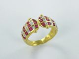 un gros plan d'une bague en or sertie d'un diamant rouge et blanc
