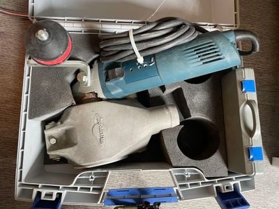 une boîte contenant des outils, posée par terre