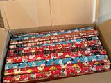 une boîte en carton remplie de papier cadeau aux motifs variés