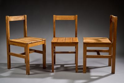 Suite de trois chaises en pin Petit bandeau du dossier cintr…