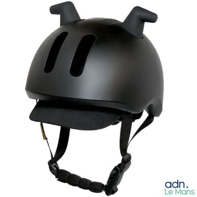 un casque noir muni d'oreilles, sur fond blanc