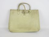 un sac à main vert sur fond blanc