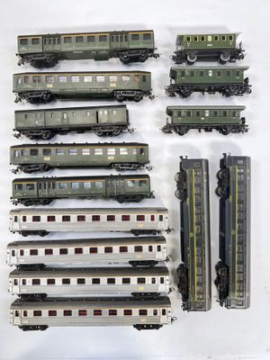 un grand nombre de trains miniatures posés sur une table