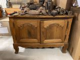une armoire en bois sur laquelle sont posés plein d'objets