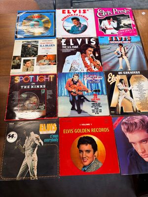 une table sur laquelle sont posés de nombreux disques d'or d'Elvis