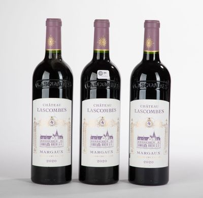 trois bouteilles de vin posées sur une table blanche