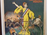 affiche représentant une femme à vélo devant un groupe de personnes
