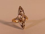 l'image d'une bague en or ornée de diamants
