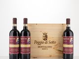 trois bouteilles de vin rouge devant une caisse en bois