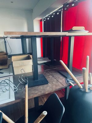 une pièce dans laquelle se trouvent une table, des chaises et des tambours