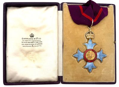 une médaille violette et dorée dans un écrin orné d'un ruban violet