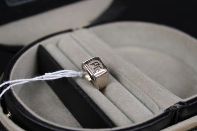 une bague posée dans un écrin sur une table