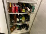 un réfrigérateur rempli de boissons